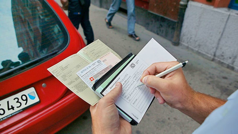 Polizistinnen und Polizisten sollen besser geschützt werden. Beim Verteilen von Bussen sollen sie nicht mehr ihren Namen auf die Quittung schreiben müssen, sondern nur noch die Matrikelnummer. (Symbolbild)