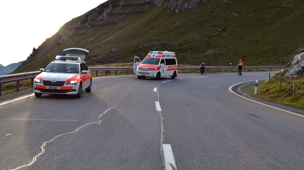 Eine 25-jährige Motorradfahrerin verletzte sich bei einem Unfall auf der Julierstrasse mittelschwer.