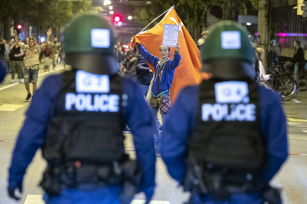 Die Polizei sichert die Bundesgasse ab, am Mittwoch, 23. September 2021, in Bern. Die Kantonspolizei Bern wappnet sich gegen eine unbewilligte Kundgebung von Coronamassnahmen Gegner und will diese unterbinden. (KEYSTONE/Peter Schneider)