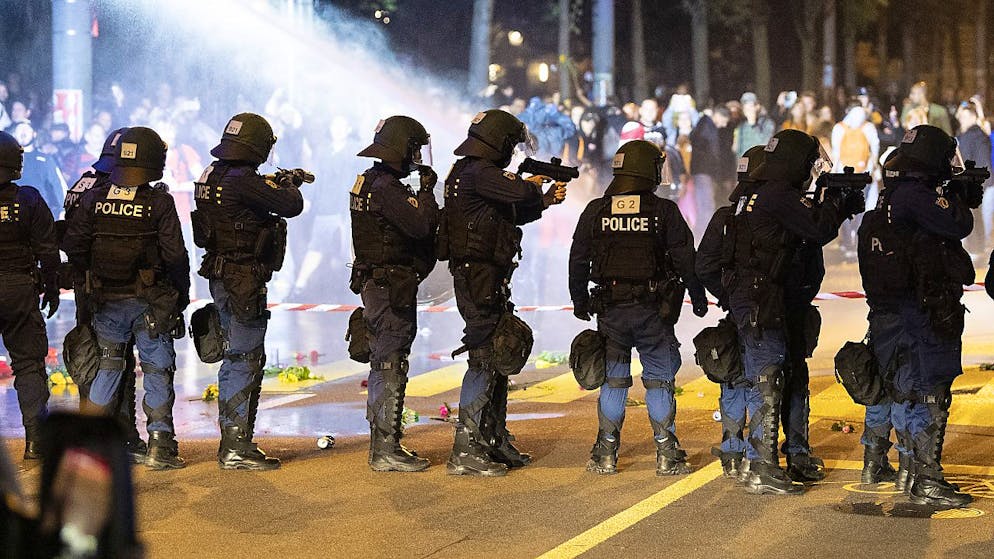 Die Kantonspolizei Bern musste am Donnerstagabend – wie bereits vor einer Woche – Gummischrot und Wasserwerfer einsetzen, um einen Sturm auf das Bundeshaus zu verhindern.