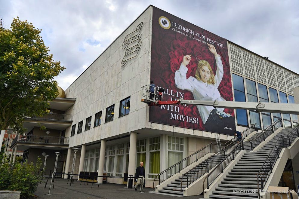 Bei schönstem Herbstwetter beginnt das 17. Zurich Film Festival mit einem düsteren Film: dem Geiseldrama «Und morgen seid ihr tot» von Michael Steiner.