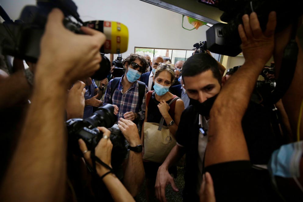 Al centro Aya Biran, la zia paterna di Eitan, unico sopravvissuto all'incidente della funivia del Mottarone. I parenti del piccolo si trovano in tribubale a Tel Aviv per discutere del destino del bambino.