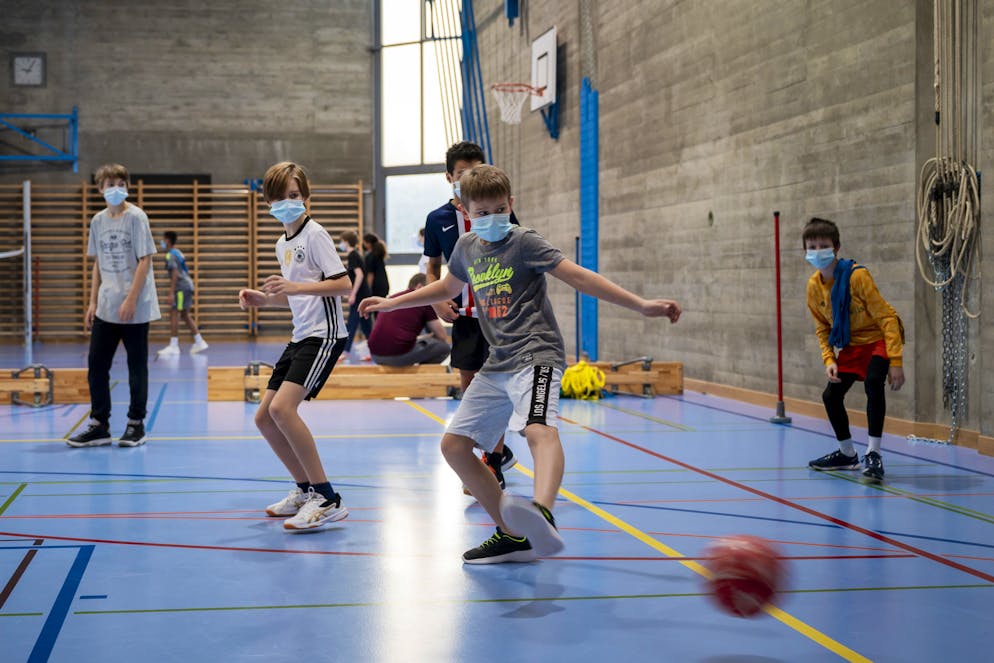 Primarschüler turnen im Januar 2021 in Allschwil BL mit Masken.