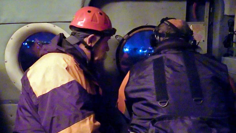 SCREENSHOT - Auf diesem Videostandbild sind Mitglieder eines Rettungsteams des russischen Katastrophenschutzministeriums während einer Suchaktion nach einer Antonow An-26 zu sehen, die 38 km vom Flughafen Chabarowsk entfernt und - vorläufigen Angaben zufolge - im oder in der Nähe des Naturschutzgebiets Khekhtsir vom Radar verschwunden ist. Foto: Russia Emergencies Ministry/Russian Emergencies Ministry/TASS/dpa - ACHTUNG: Nur zur redaktionellen Verwendung im Zusammenhang mit der aktuellen Berichterstattung und nur mit vollständiger Nennung des vorstehenden Credits