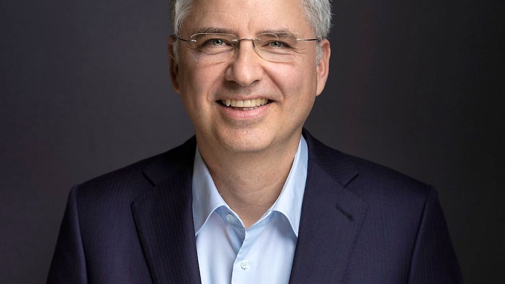 Roche ist an der Entwicklung eines Medikament beteiligt, das gegen eine schwere Covid-19-Erkrankung bei infizierten Risikopatienten vorbeugen soll. Die WHO empfiehlt dieses Medikament. Im Bild Roche-Konzernchef Severin Schwan. (Archivbild)