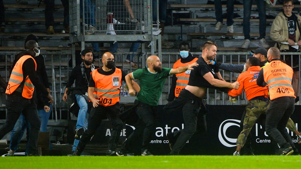 Marseille-Fans stürmen im Spiel gegen Angers den Platz.
