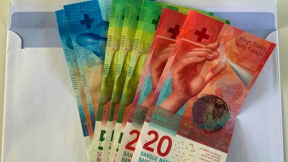 Die Solothurner Kantonspolizei warnt einmal mehr von Trickbetrügern. Unbekannte fordern Rentner auf, Geldnoten in den Briefkasten zu legen, weil angeblich Falschgeld im Umlauf sei. (Symbolbild)