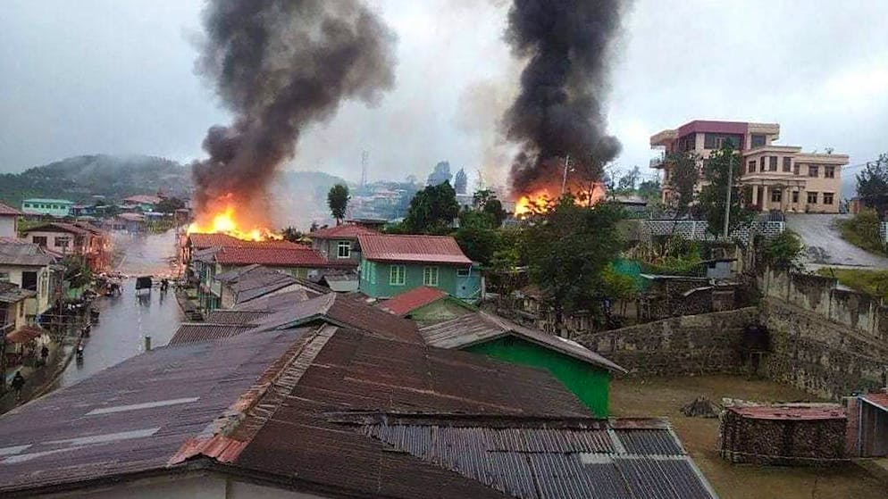 Une photo publiée par le Chinland Post montre des maisons en feu en raison de bombardements militaires à l'artillerie lourde dans la ville de Thantlang, dans l'État de Chin, au Myanmar, le 18 septembre 2021. La Haute commissaire aux droits de l'homme appelle à mettre un terme aux bombardements aériens dans les zones habitées.