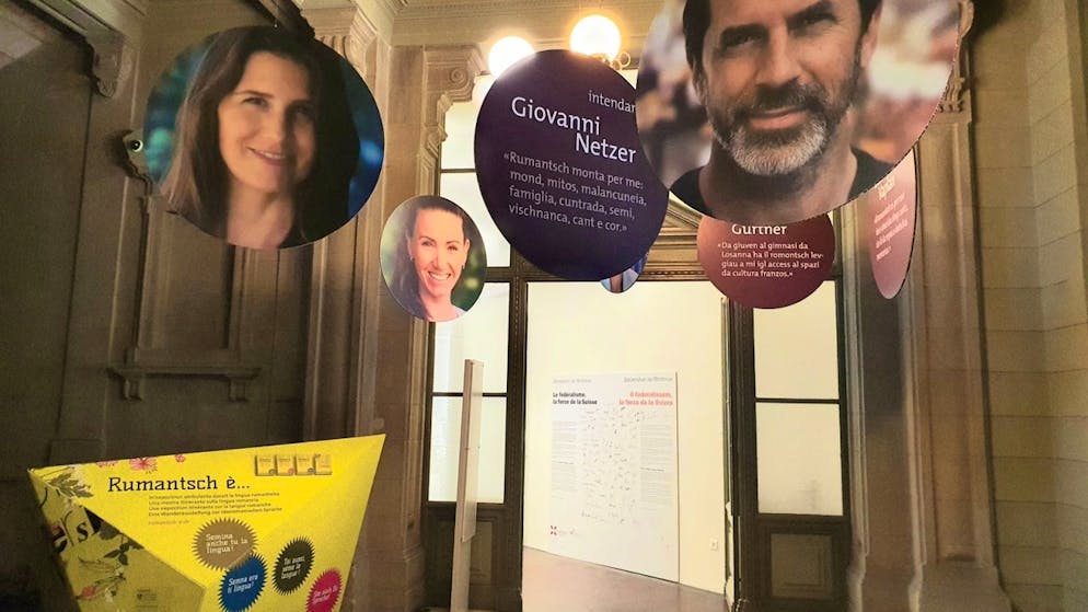 Nella mostra itinerante "Rumansch è...", inaugurata oggi a Berna, non poteva mancare il volto del noto cuoco romancio Andrea Caminada.
