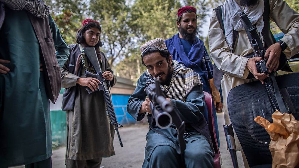 dpatopbilder - Die Taliban wollen in Afghanistan ein funktionierendes Staatswesen auf die Beine stellen. In Kabul haben ihre Kämpfer die Aufgaben der Polizei übernommen. Foto: Oliver Weiken/dpa