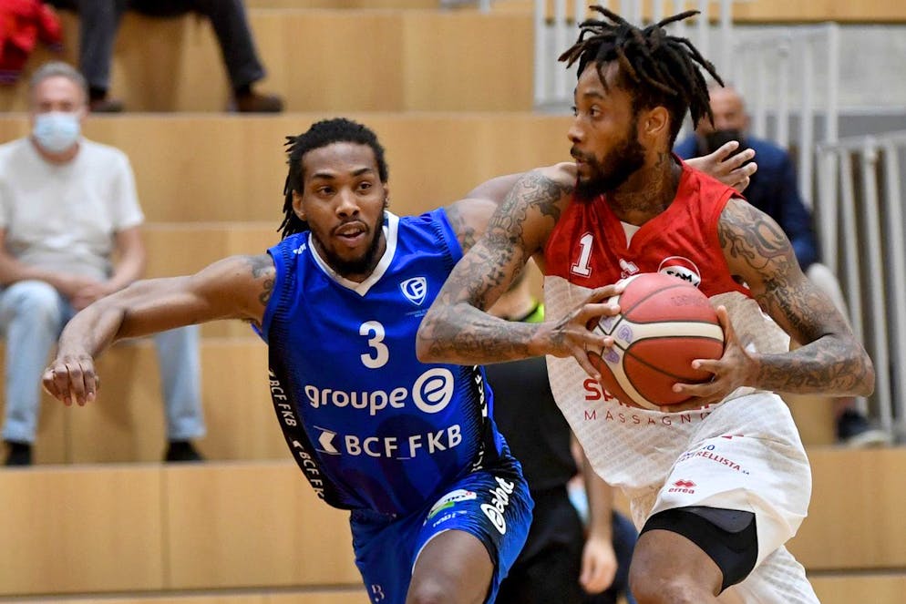 Massagno Isaiah Williams recht, gegen Fribourg Sean Bamette, links waehrend des Spiels der Swiss Basketball League zwischen Spinelli Massagno und Fribourg Olympic, in Massangno am 21. Mai 2021. (KEYSTONE/Ti-Press/Samuel Golay)