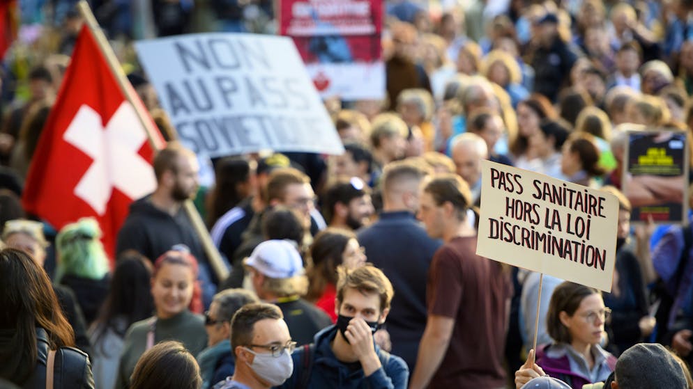 Das Covid-Zertifikat hat manche Gegner: Kritiker*innen gehen im September in Lausanne auf die Strasse.