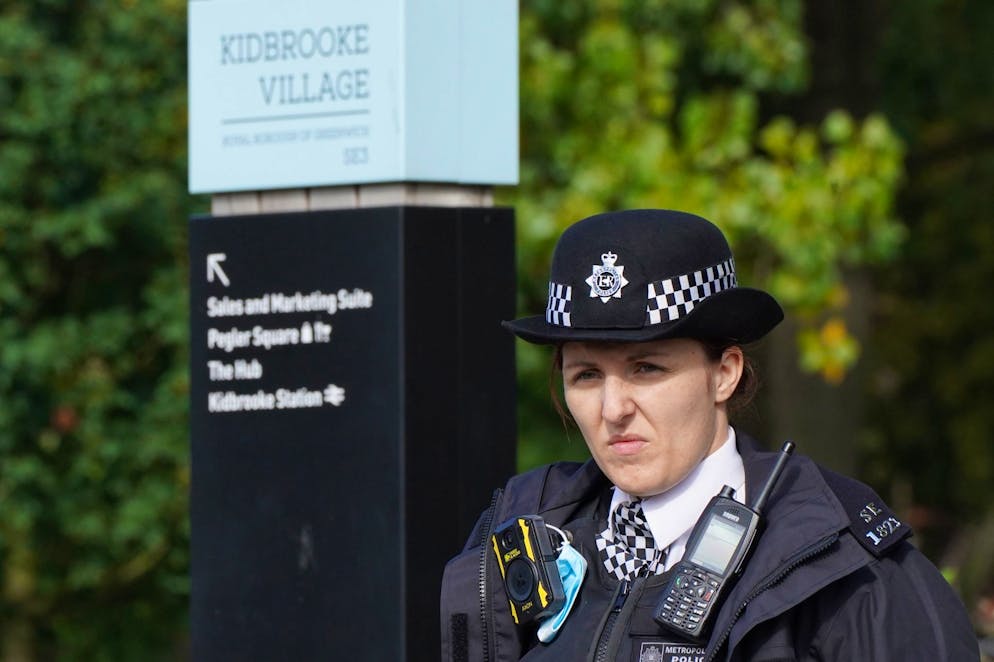 Eine Polizeibeamtin steht im Cator Park in Kidbrooke, Südlondon, in der Nähe des Tatorts, an dem die Leiche einer jungen Frau gefunden wurde.