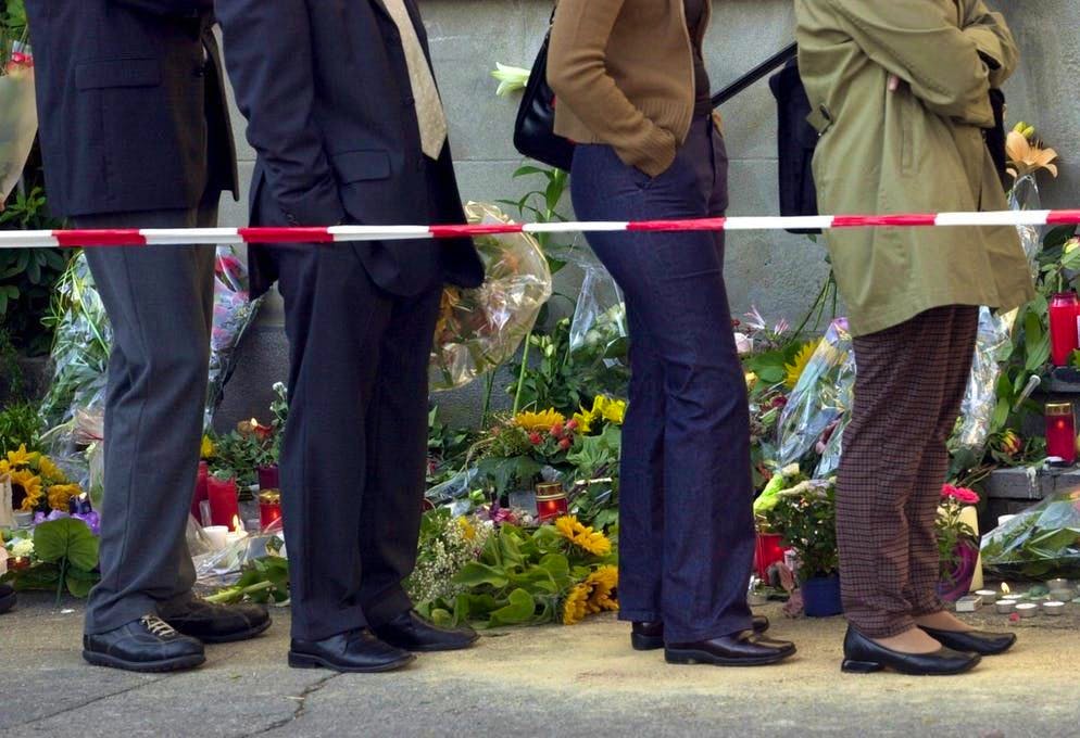 Il giorno dopo l'attacco, le persone in lutto hanno deposto fiori davanti al parlamento per commemorare le vittime.
