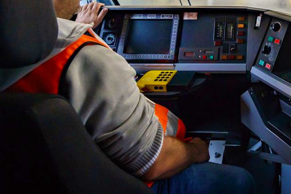 Selon les premiers éléments de l'enquête, le mécanicien d'un train convoyant des camions a senti une forte odeur âcre lors d'un arrêt à la gare de Spiez. (image d'illustration)