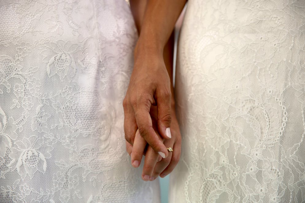 Nun können auch gleichgeschlechtliche Paare heiraten. Doch worin unterscheiden sich Hochzeiten von Heterosexuellen und Homosexuellen?