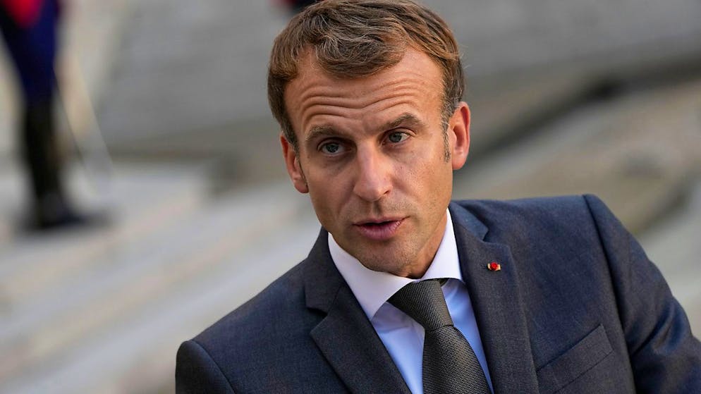 Emmanuel Macron, Präsident von Frankreich, nimmt an einer gemeinsamen Pressekonferenz mit dem libanesischen Ministerpräsidenten Mikati nach ihrem Treffen im Elysee-Palast teil. Foto: Francois Mori/AP/dpa