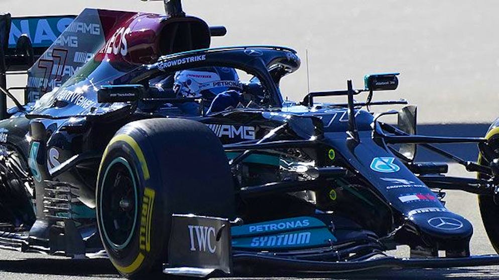 Valtteri Bottas fährt im Mercedes die Bestzeit im ersten Training.