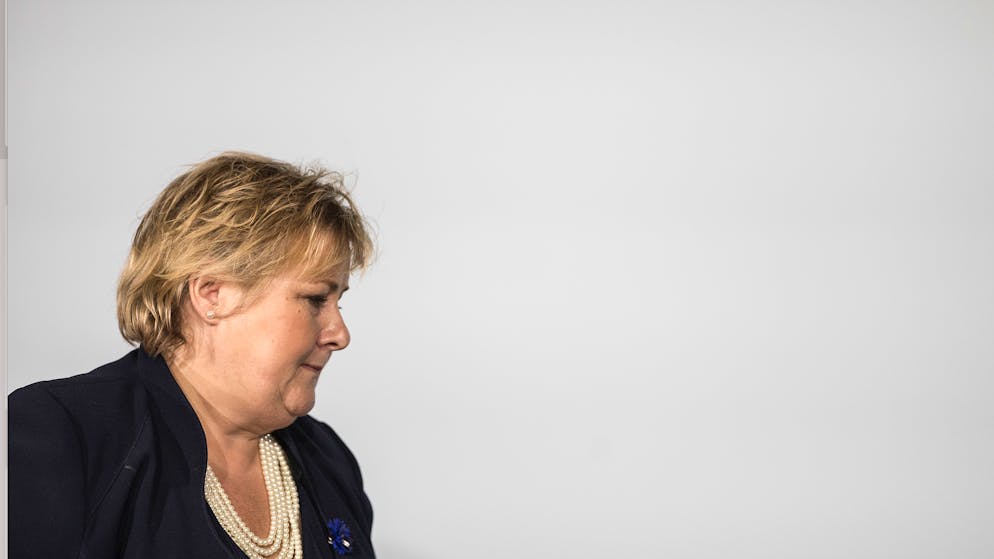 Norwegens Ministerpräsidentin Erna Solberg lockert zum Ende ihrer Amtszeit.