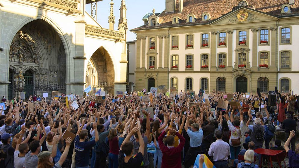 Auf dem Münsterplatz in Bern: In Reden wurde mehr Klimagerechtigkeit eingefordert und Parolen skandiert.