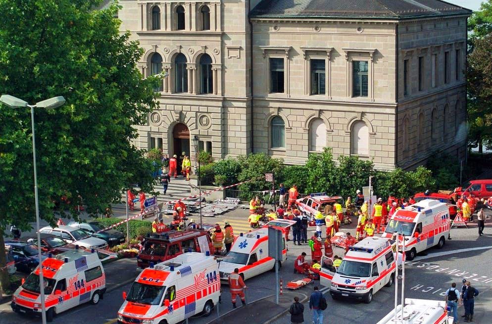 Grande dispiegamento di ambulanze davanti al palazzo del Parlamento di Zugo il 27 settembre 2001: quello che è successo qui non si è mai visto prima in Svizzera.
