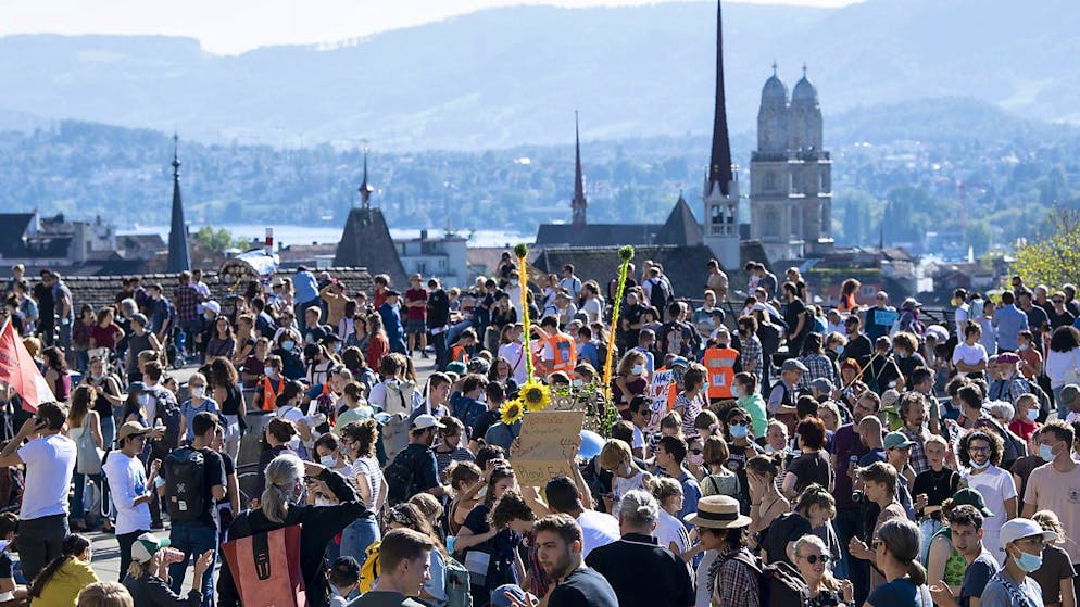 A Zurigo, nei pressi del Politecnico federale, si sono riunite diverse centinaia di persone per protestare contro il cambiamento climatico