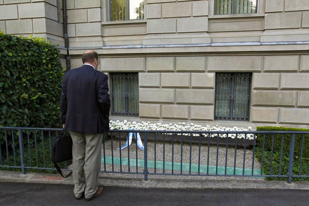 Ad ogni anniversario, Zug ricorda l'orribile atto, come in questa foto del 27 settembre 2011, nel quale si vede Joachim Eder, membro del governo cantonale di Zugo, che commemora le vittime dell'attacco.