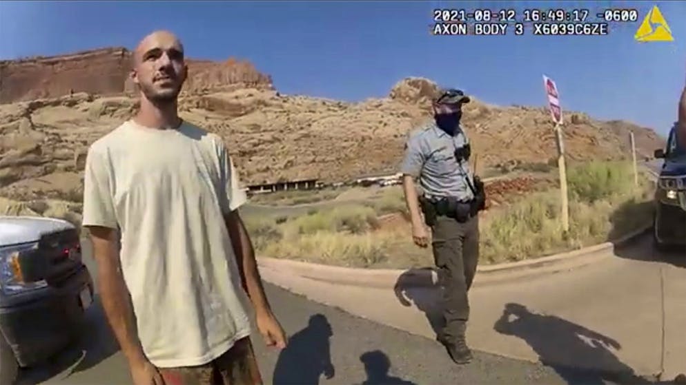 Cette vidéo de caméra de police fournie par le service de police de Moab montre Brian Laundrie en train de parler à un policier après que la police a arrêté la camionnette dans laquelle il voyageait avec sa petite amie, Gabrielle. (archives)