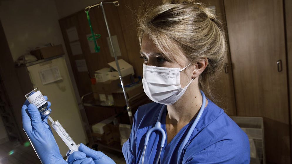 Eine Ärztin bereitet in Berlin eine Infusion mit dem Medikament Casirivimab vor.