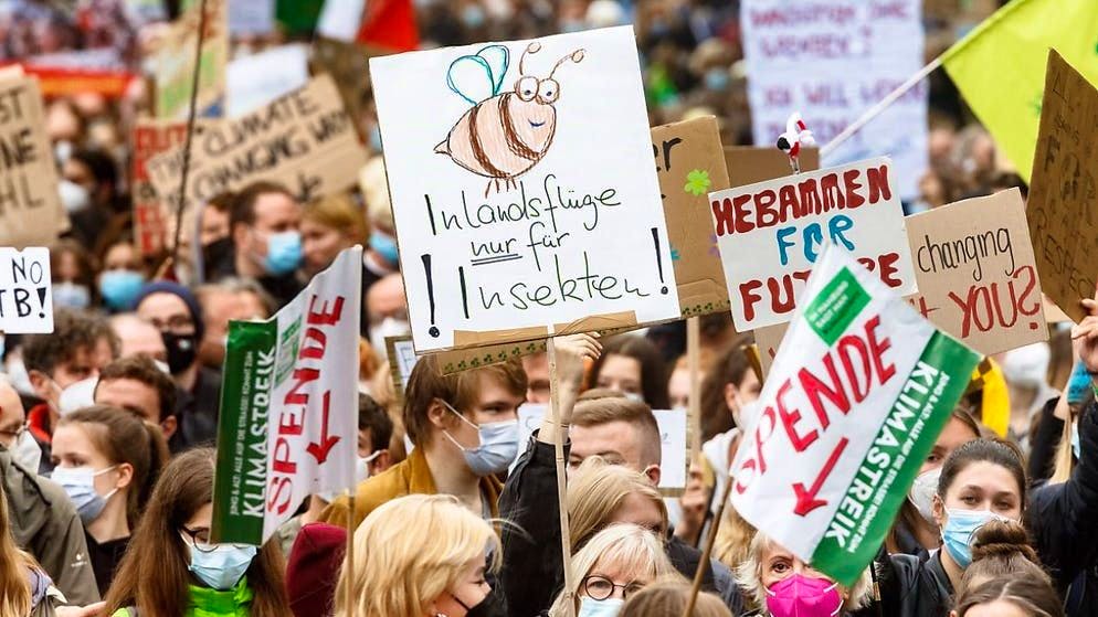 Klimastreikdemonstration von «Fridays For Future» (FFF) in Berlin: Die Aktivisten fordern sozial gerechte und effektive Maßnahmen, um den globalen Temperaturanstieg auf 1,5 Grad Celsius zu begrenzen.
