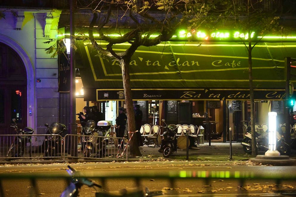 La vidéo met en scène neuf des auteurs des attentats devant le Stade de France, au Bataclan et sur des terrasses et restaurants parisiens.