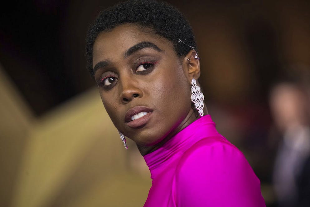 Dans «Mourir peut attendre», Bond tente de goûter à la retraite. À l'écran, c'est l'actrice britannique noire de 33 ans, Lashana Lynch, qui devrait endosser le costume de l'espion mais sans en prendre le nom, une façon de «muscler les personnages féminins» sans remplacer James Bond lui-même.
