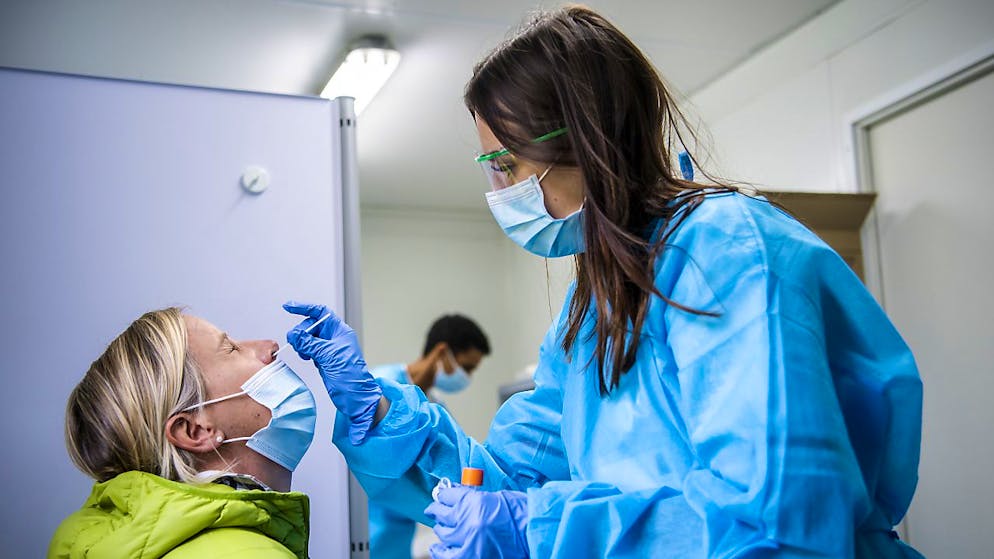 La Suisse compte vendredi 1502 cas supplémentaires de coronavirus en 24 heures, selon les chiffres de l'Office fédéral de la santé publique (OFSP).