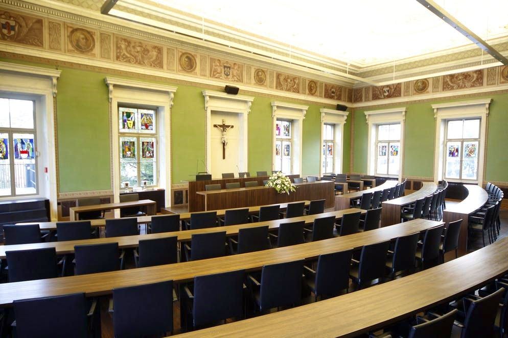 L'autore è stato in grado di entrare in parlamento quasi senza ostacoli. Da allora, le misure di sicurezza sono state rafforzate.