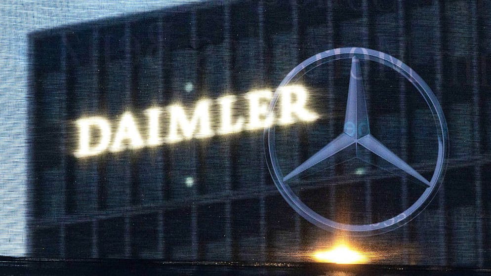 Der Autobauer Daimler steigt für seine Elektroautos in die Batteriezellen-Allianz der französischen Grosskonzerne Stellantis und Totalenergies ein. (Archivbild)