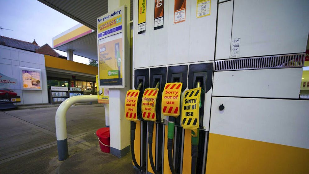 Nonostante le ripetute rassicurazioni del governo britannico, arrivate anche oggi, si sono formate alcune lunghe code nei distributori della Gran Bretagna per la crisi energetica che va avanti ormai da giorni.