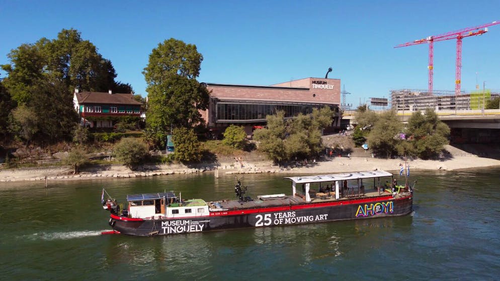Après un périple dans une dizaine de villes européennes pour présenter une exposition retraçant la carrière de Jean Tinguely, la péniche "MS Evolutie" est de retour à Bâle. Elle est amarrée près du Musée Tinguely qui fête son 25e anniversaire.