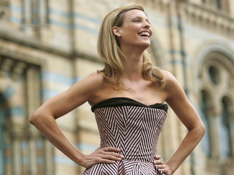 Damals war alles noch gut: Linda Evangelista posiert im September 2005 in einem Kleid des britischen Designers Giles für die Fotografen vor dem Naturhistorischen Museum in London.