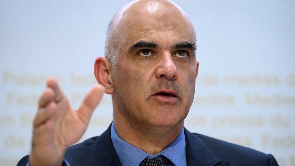 Il consigliere federale Alain Berset mentre spiega i provvedimenti adottati oggi dal governo in merito ai test Covid.