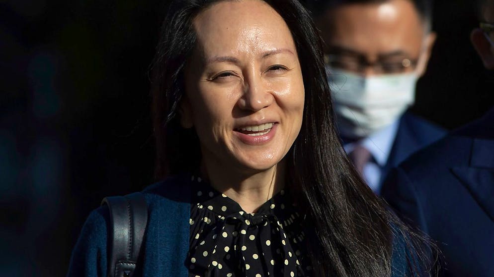 Meng Wanzhou, Finanzchefin von Huawei, lächelt, als sie ihr Haus in Vancouver verlässt. Foto: Darryl Dyck/CP/AP/dpa