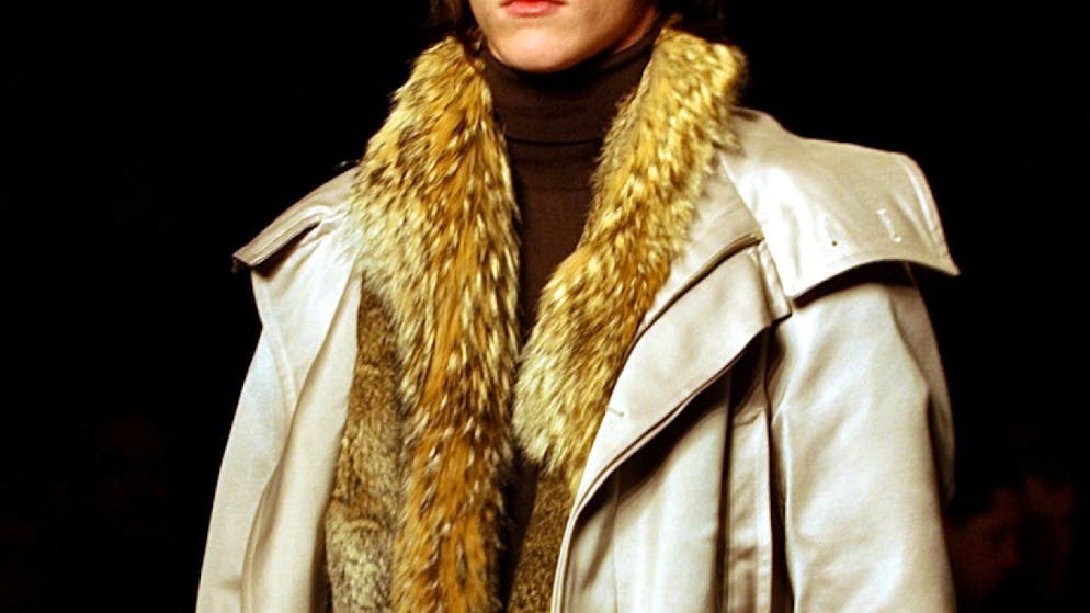 Una creazione del 2003 di Yves Saint-Laurent sfoggia un collo di pelliccia animale. Ora non succederà più.