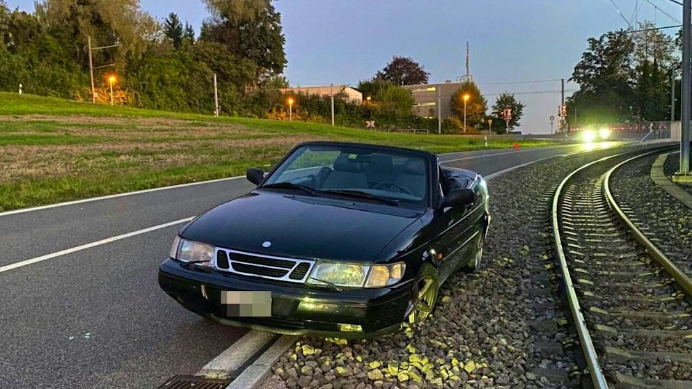 Ein Junglenker verlor in die Kontrolle über sein Auto. Er landete in Zufikon AG auf dem Gleisbett der Regionalbahn.