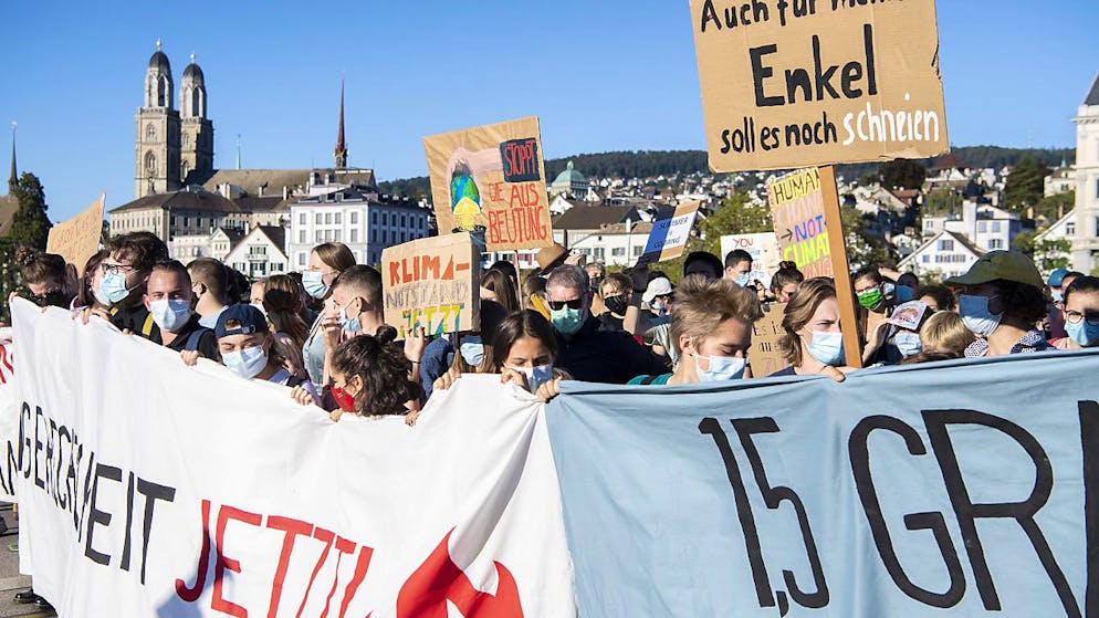 Am achten globale Klimatag gingen auch in Zürich viele auf die Strasse: Die Organisatoren sprechen von 4000 Personen.