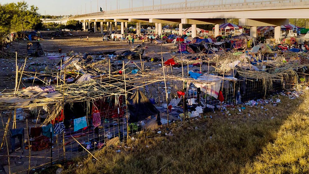Tutti i migranti, la maggior parte haitiani, che da tempo vivevano accampati sotto il ponte di Del Rio al confine tra Messico e Stati Uniti, in Texas, sono stati evacuati.