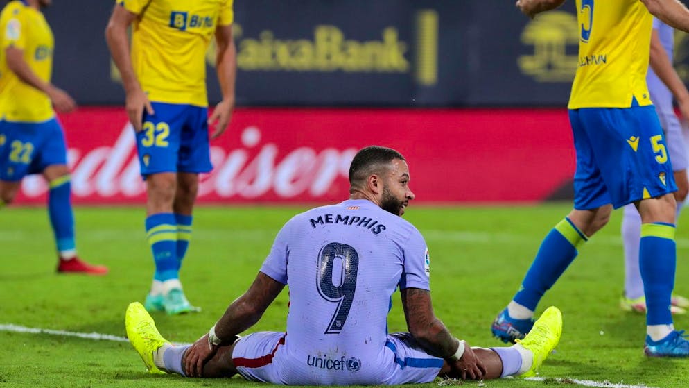 epa09484490 FC Barcelona´s striker Memphis Depay reacts during the Spanish LaLiga soccer match between Cadiz CF and FC Barcelona at Nuevo Mirandilla stadium in Cadiz, Andalusia, Spain, 23 September 2021. EPA/ROMAN RIOS