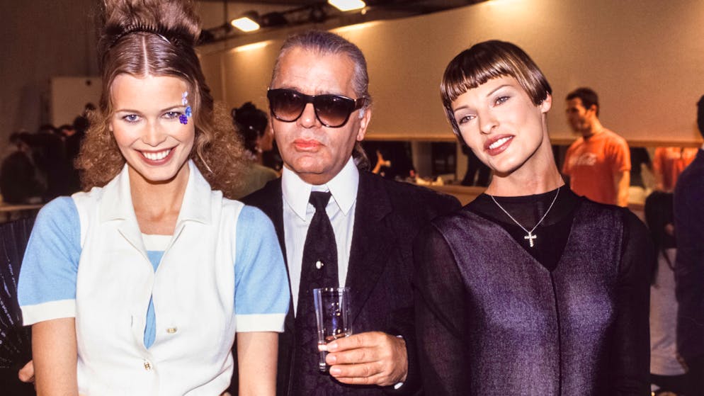 Linda Evangelista gehörte in den 1980/90er Jahren zu den erfolgreichsten und berühmtesten Topmodels der Welt. Unser Bild aus dem Jahr 1993 zeigt sie zusammen mit Model-Kollegin Claudia Schiffer und Designer Karl Lagerfeld.