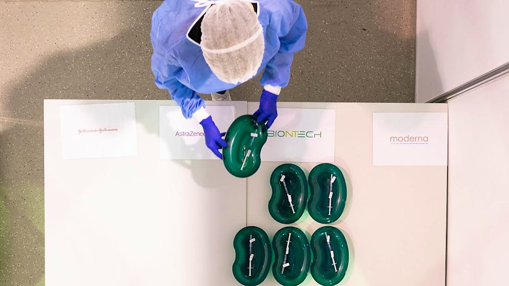 Biontech, Pfizer, Moderna und Johnson und Johnson - Amnesty International kritisiert u.a. die Herrstellerfirmen für die Ungleichheit in der Impfstoffverteilung. Foto: Sebastian Kahnert/dpa-Zentralbild/dpa