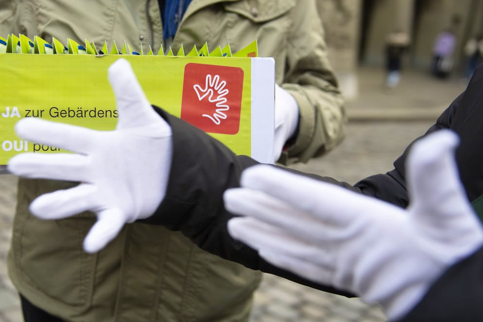 Gehörlose und Hörbehinderte machen Politiker*innen in Bern auf ihre Anliegen aufmerksam.