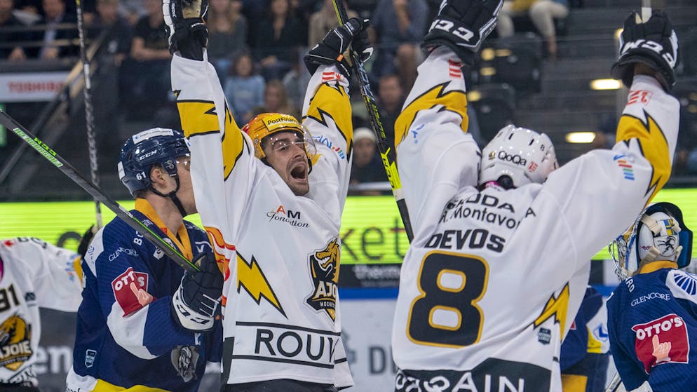 Der HC Ajoie jubelt bei Meister Zug