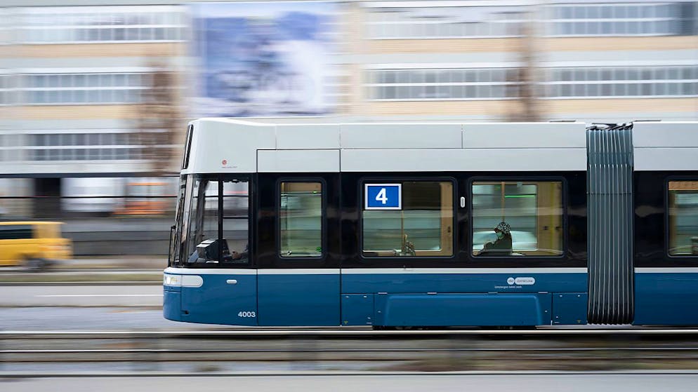 Ein noch unbekannter Mann hat bei einer Kollision mit einem Tram der Zürcher Linie 4 lebensbedrohliche Verletzungen erlitten. (Symbolbild)